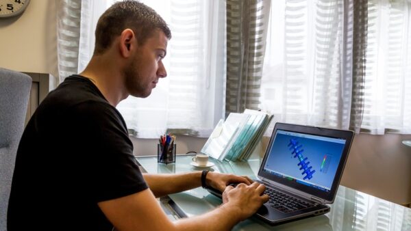 Arbeitsvorbereiter plant am Computer