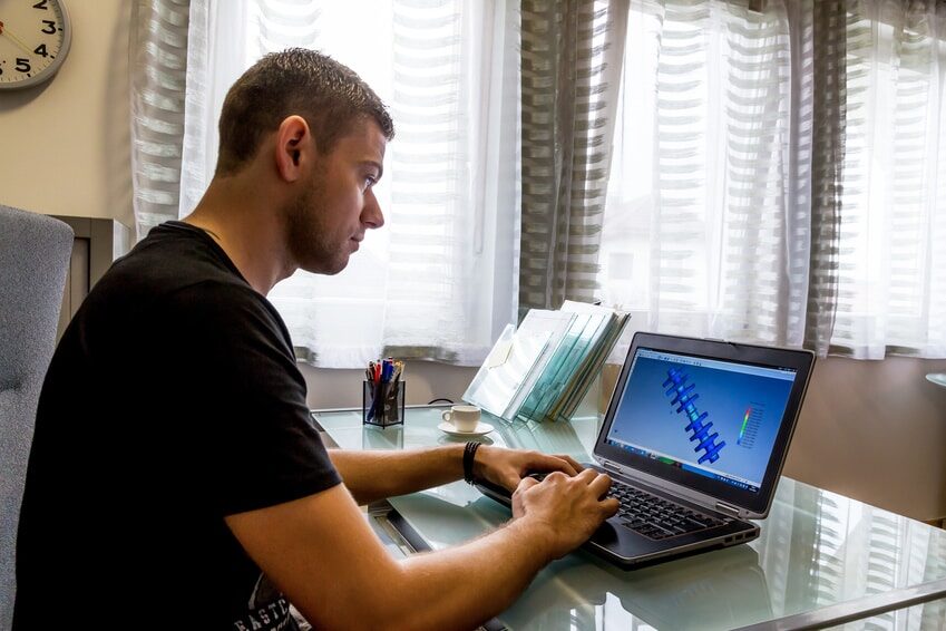 Arbeitsvorbereiter plant am Computer Arbeitsvorbereiter plant am Computer