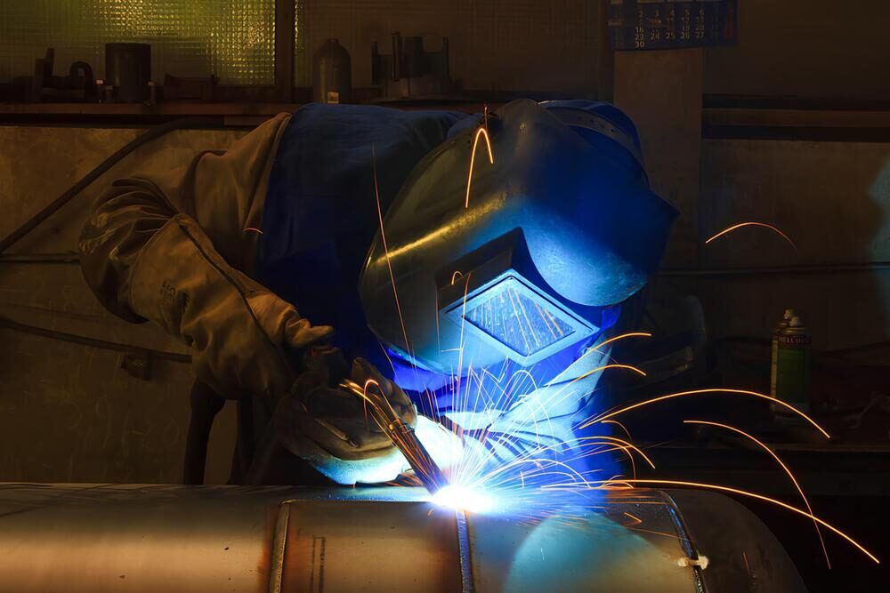 mSchweißer bei der Arbeit Schweißer bei der Arbeit